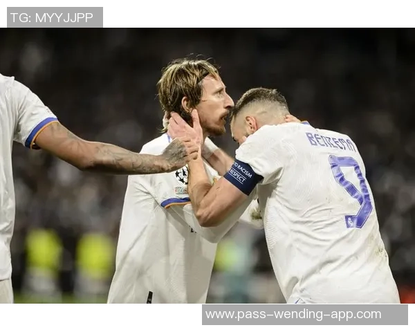 足球大师耶罗的独特魅力与战术智慧解析 足球大师耶罗的独特魅力与战术智慧解析